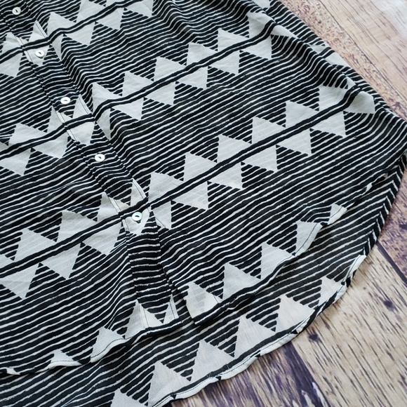 Patterned Sleeveless Top - Picture 2 of 4